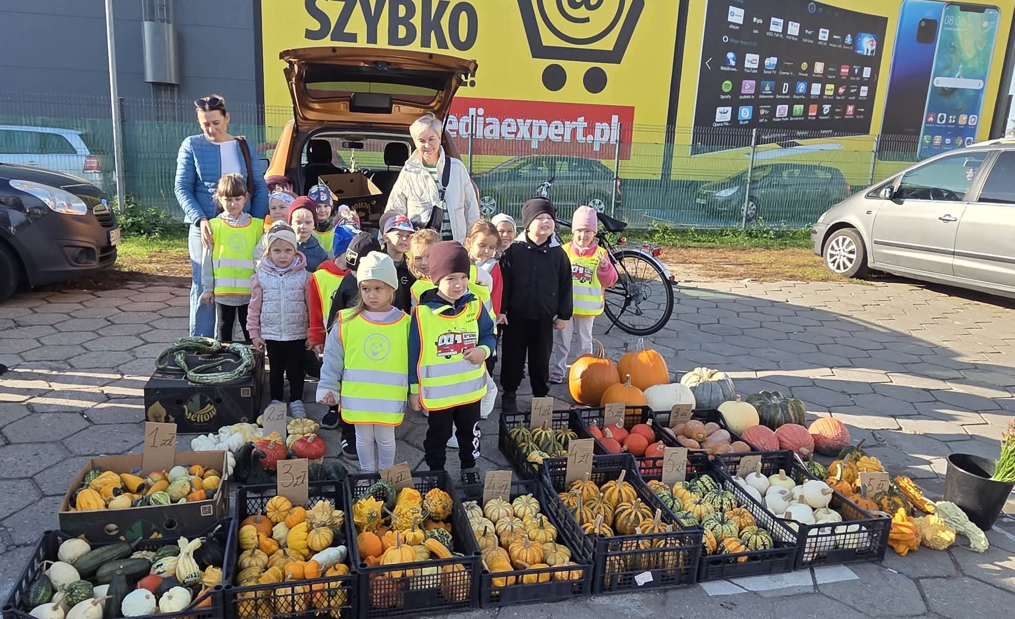 Wizyta grupy Mróweczki na rynku owocowo-warzywnym