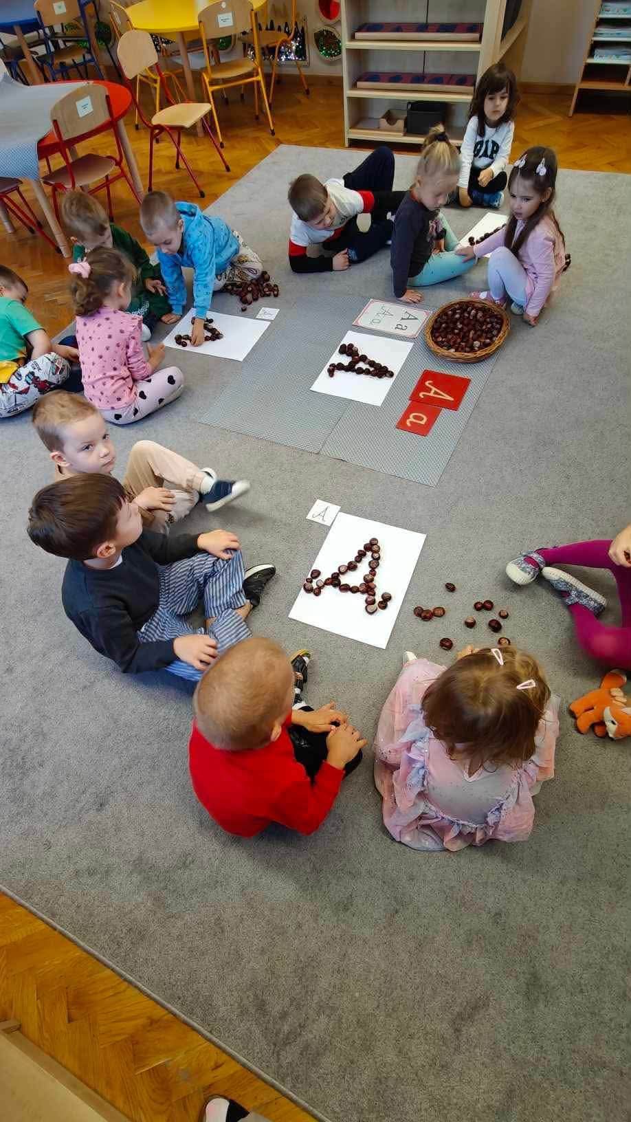 Lekcja poznawania litery A w grupie Ślimaczki