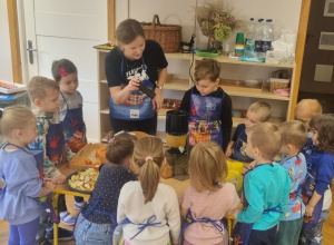 Jesienne dary ogrodu i sadu – "Ślimaczki" poznają zdrowe smaki!