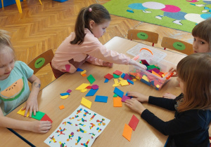 Sówki- „Dotykam, widzę, liczę, wykorzystuję”- zajęcia matematyczne z zastosowaniem pomocy Marii Montessori