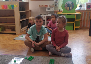Zajączki- „Dotykam, widzę, liczę, wykorzystuję”- zajęcia matematyczne z zastosowaniem pomocy Marii Montessori