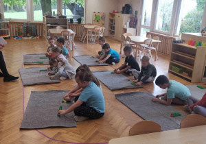 Zajączki- „Dotykam, widzę, liczę, wykorzystuję”- zajęcia matematyczne z zastosowaniem pomocy Marii Montessori