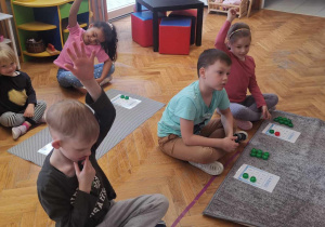 Zajączki- „Dotykam, widzę, liczę, wykorzystuję”- zajęcia matematyczne z zastosowaniem pomocy Marii Montessori