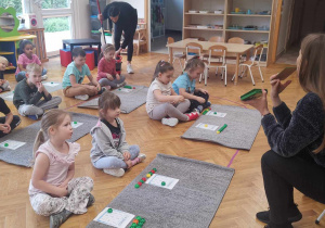 Zajączki- „Dotykam, widzę, liczę, wykorzystuję”- zajęcia matematyczne z zastosowaniem pomocy Marii Montessori