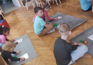 Zajączki- „Dotykam, widzę, liczę, wykorzystuję”- zajęcia matematyczne z zastosowaniem pomocy Marii Montessori