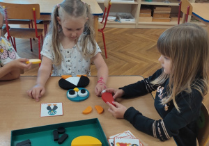 Sówki- „Dotykam, widzę, liczę, wykorzystuję”- zajęcia matematyczne z zastosowaniem pomocy Marii Montessori