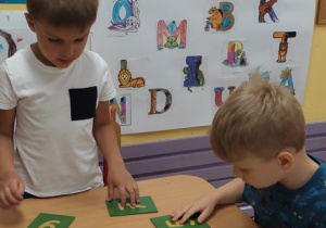 Sówki- „Dotykam, widzę, liczę, wykorzystuję”- zajęcia matematyczne z zastosowaniem pomocy Marii Montessori