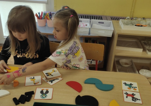 Sówki- „Dotykam, widzę, liczę, wykorzystuję”- zajęcia matematyczne z zastosowaniem pomocy Marii Montessori