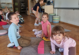 Praca z materiałem rozwojowym Marii Montessori- Zajączki!