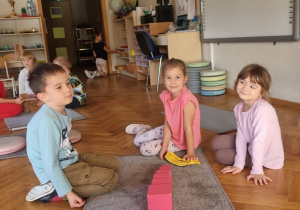 Praca z materiałem rozwojowym Marii Montessori- Zajączki!