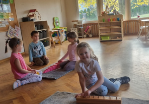 Praca z materiałem rozwojowym Marii Montessori- Zajączki!