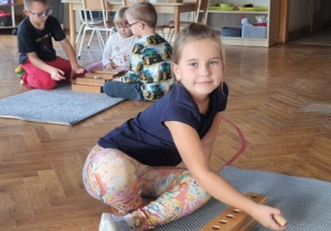 Praca z materiałem rozwojowym Marii Montessori- Zajączki!