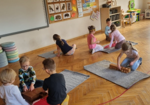 Praca z materiałem rozwojowym Marii Montessori- Zajączki!