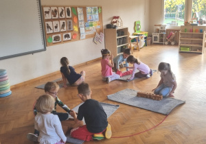 Praca z materiałem rozwojowym Marii Montessori- Zajączki!