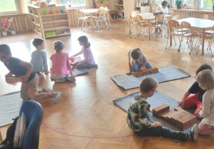 Praca z materiałem rozwojowym Marii Montessori- Zajączki!