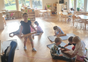 Praca z materiałem rozwojowym Marii Montessori- Zajączki!