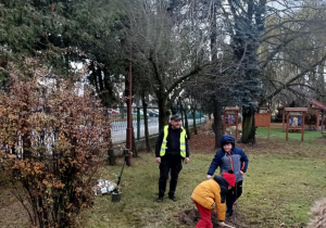 Zajączki sadzą jabłonie!