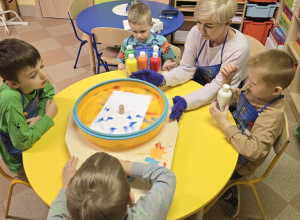 Dzieci na zajęciach MALI ARTYŚCI przygotowały pracę na licytację WOŚP!