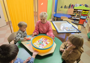 Dzieci na zajęciach MALI ARTYŚCI przygotowały pracę na licytację WOŚP!