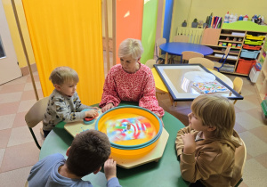 Dzieci na zajęciach MALI ARTYŚCI przygotowały pracę na licytację WOŚP!