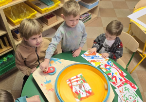 Dzieci na zajęciach MALI ARTYŚCI przygotowały pracę na licytację WOŚP!