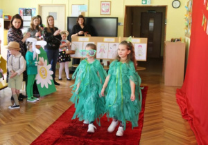 Maja i Basia z Zajączków laureatkami międzyprzedszkolnego konkursu artystycznego "Słonecznie, modnie i pogodnie"!