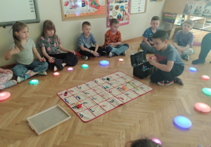 Jeżyki utrwalają poznane litery podczas lekcji ciszy!