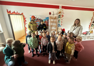 Sówki- wizyta u Strażaków- akcja GIGA LAURKA