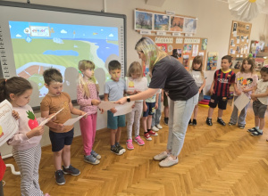 Jeżyki otrzymują certyfikat z zajęć "AKADEMIA UMYSŁU"!
