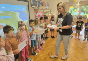 Jeżyki otrzymują certyfikat z zajęć "AKADEMIA UMYSŁU"!