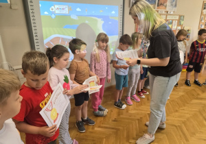 Jeżyki otrzymują certyfikat z zajęć "AKADEMIA UMYSŁU"!