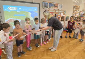 Jeżyki otrzymują certyfikat z zajęć "AKADEMIA UMYSŁU"!