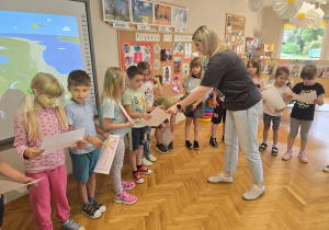 Jeżyki otrzymują certyfikat z zajęć "AKADEMIA UMYSŁU"!
