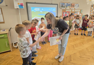 Jeżyki otrzymują certyfikat z zajęć "AKADEMIA UMYSŁU"!