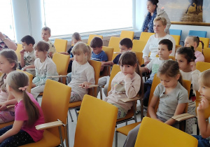Jeżyki w Bibliotece Miejskiej w Łowiczu na „Baśni o dwunastu miesiącach”!