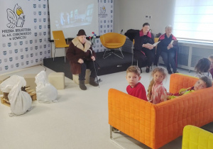 Jeżyki w Bibliotece Miejskiej w Łowiczu na „Baśni o dwunastu miesiącach”!