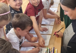 Zajączki w SP4 w Łowiczu na przedstawieniu "Jak Czerwony Kapturek został ratownikiem"!