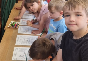 Zajączki w SP4 w Łowiczu na przedstawieniu "Jak Czerwony Kapturek został ratownikiem"!