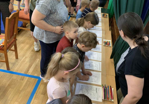 Zajączki w SP4 w Łowiczu na przedstawieniu "Jak Czerwony Kapturek został ratownikiem"!