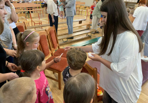 Zajączki w SP4 w Łowiczu na przedstawieniu "Jak Czerwony Kapturek został ratownikiem"!