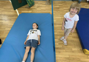 Zajączki w SP4 w Łowiczu na przedstawieniu "Jak Czerwony Kapturek został ratownikiem"!