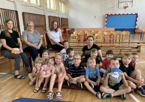 Zajączki w SP4 w Łowiczu na przedstawieniu "Jak Czerwony Kapturek został ratownikiem"!