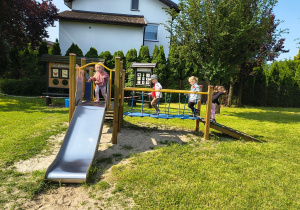 Niedźwiadki- gofry i zabawy w ogrodzie