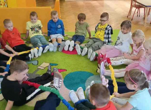Zabawy z gumą sensoryczną Mróweczek!