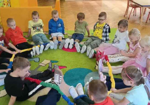 Zabawy z gumą sensoryczną Mróweczek!
