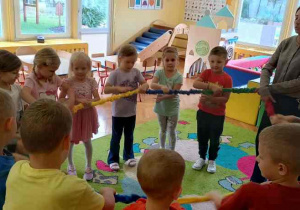 Zabawy z gumą sensoryczną Mróweczek!