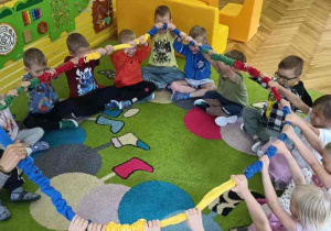 Zabawy z gumą sensoryczną Mróweczek!