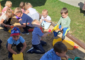 Niedźwiadki na placu zabaw!