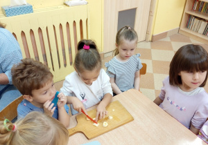 Sałatka owocowa w wykonaniu dzieci z grupy „Sówki"!