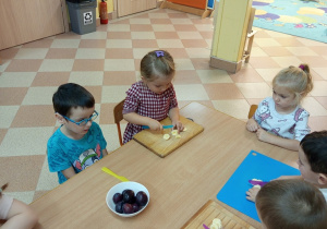 Sałatka owocowa w wykonaniu dzieci z grupy „Sówki"!